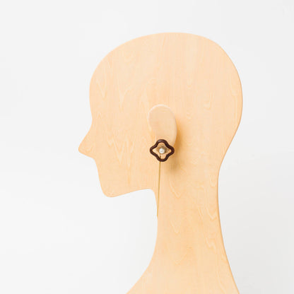 kitona-【片耳】花と樹脂-ブラック-ピアス