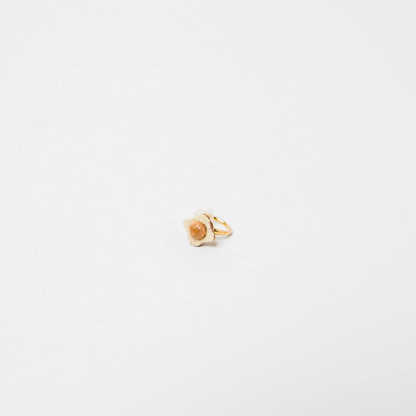 kitona-ミニ花イヤカフ-木ビーズホワイト