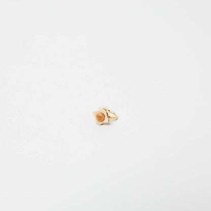 kitona-ミニ花イヤカフ-木ビーズホワイト