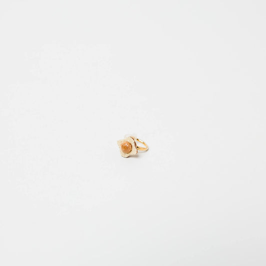 kitona-ミニ花イヤカフ-木ビーズホワイト