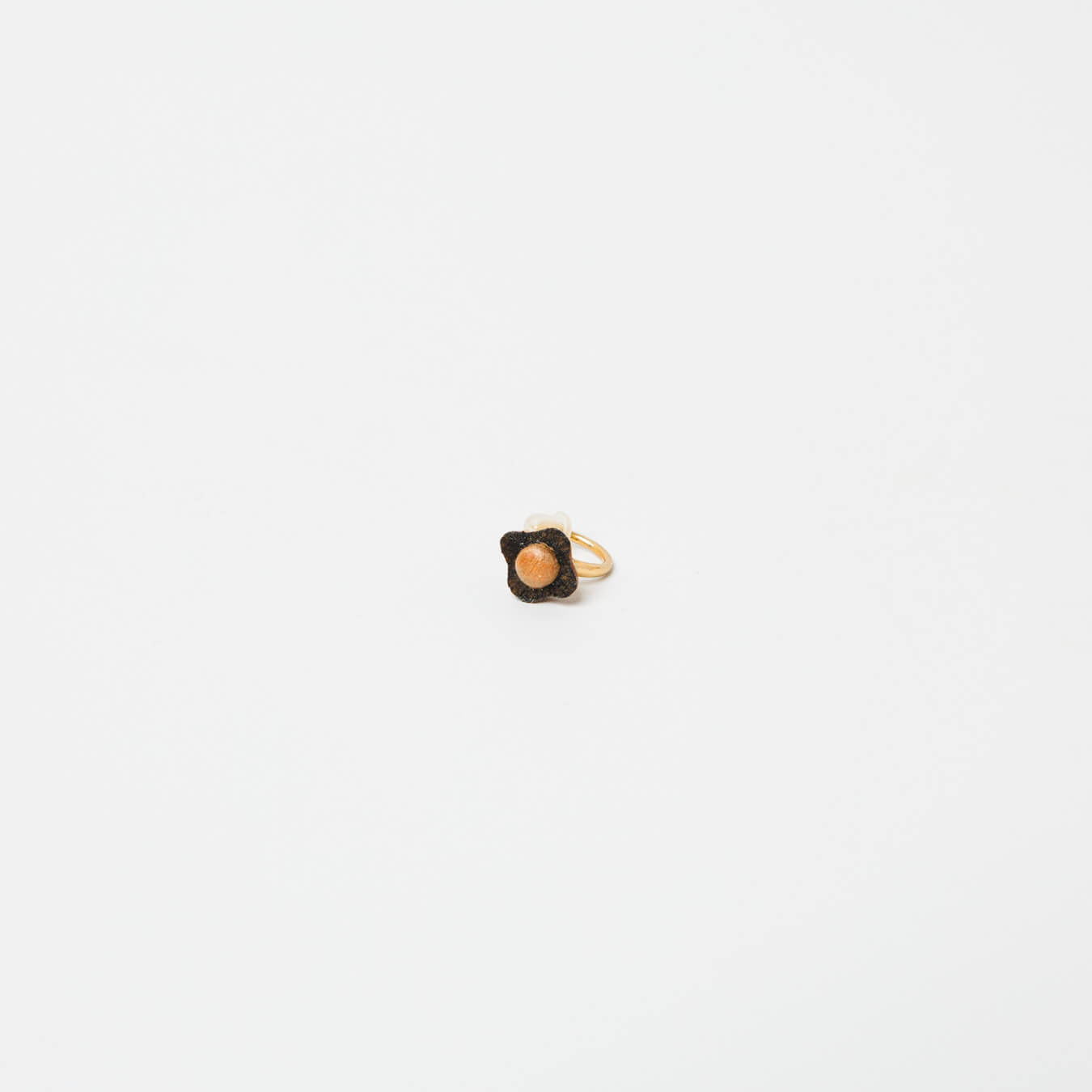 kitona-ミニ花イヤカフ-木ビーズブラック