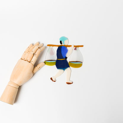 荒井美乃里-ガラスの壁飾り「ぼてふり」