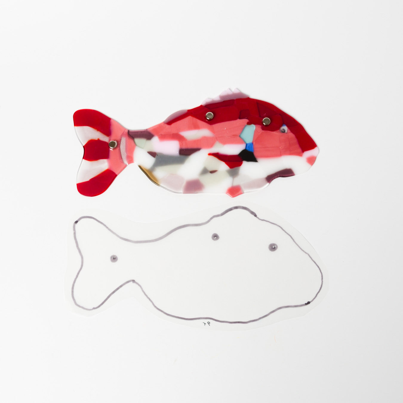 【参考】裏面のマグネット位置がわかる「画鋲ガイド」付きです。ガイドに沿って壁に画鋲を打つと、ぴたっと飾れる仕組みになっています。