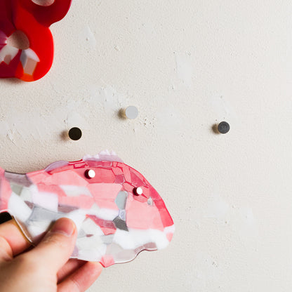 【参考】裏面のマグネット位置がわかる「画鋲ガイド」付きです。ガイドに沿って壁に画鋲を打つと、ぴたっと飾れる仕組みになっています。