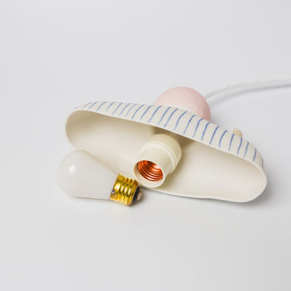 北原祥平-ランプシェード（肩にネコ）-1