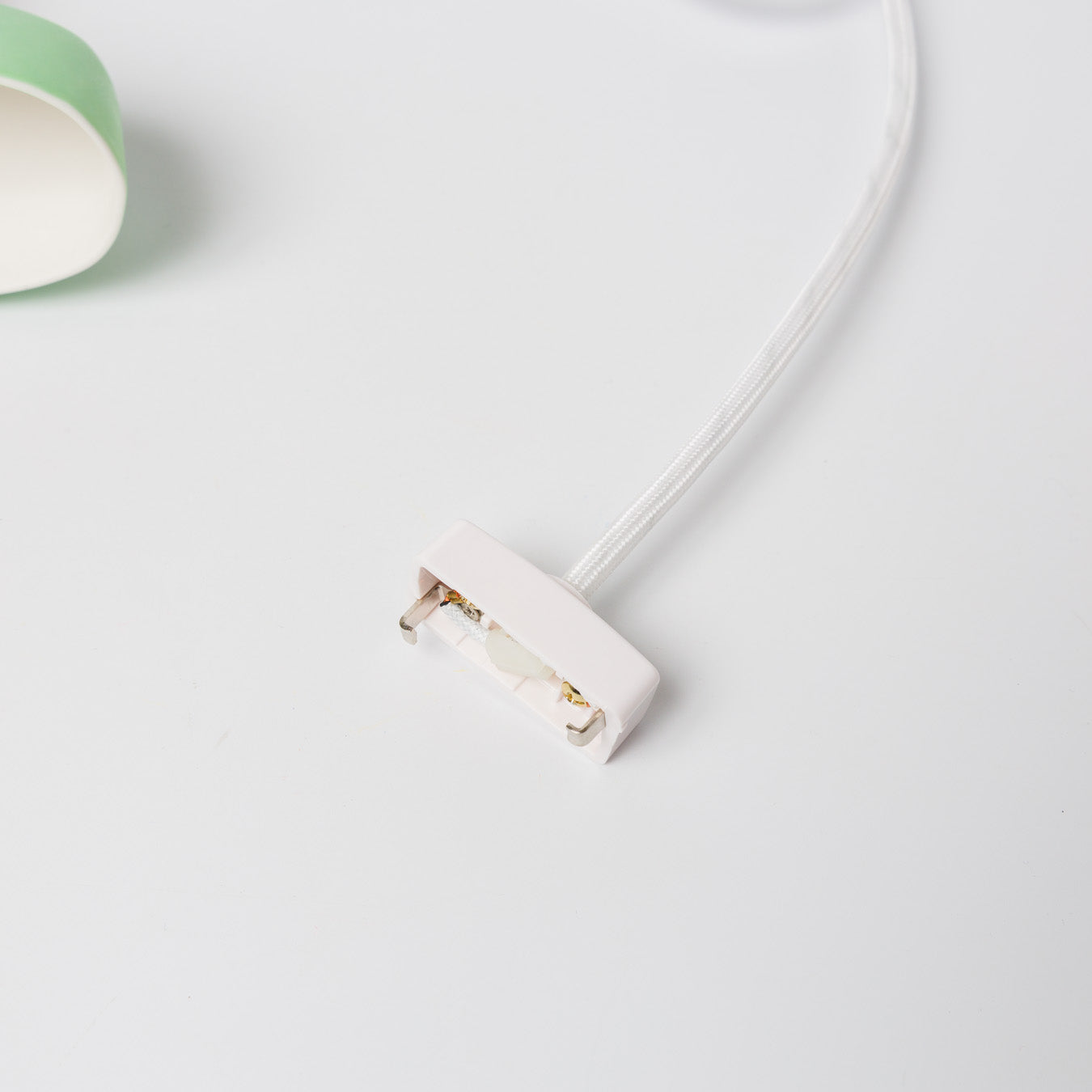 北原祥平-ランプシェード（肩にネコ）-2