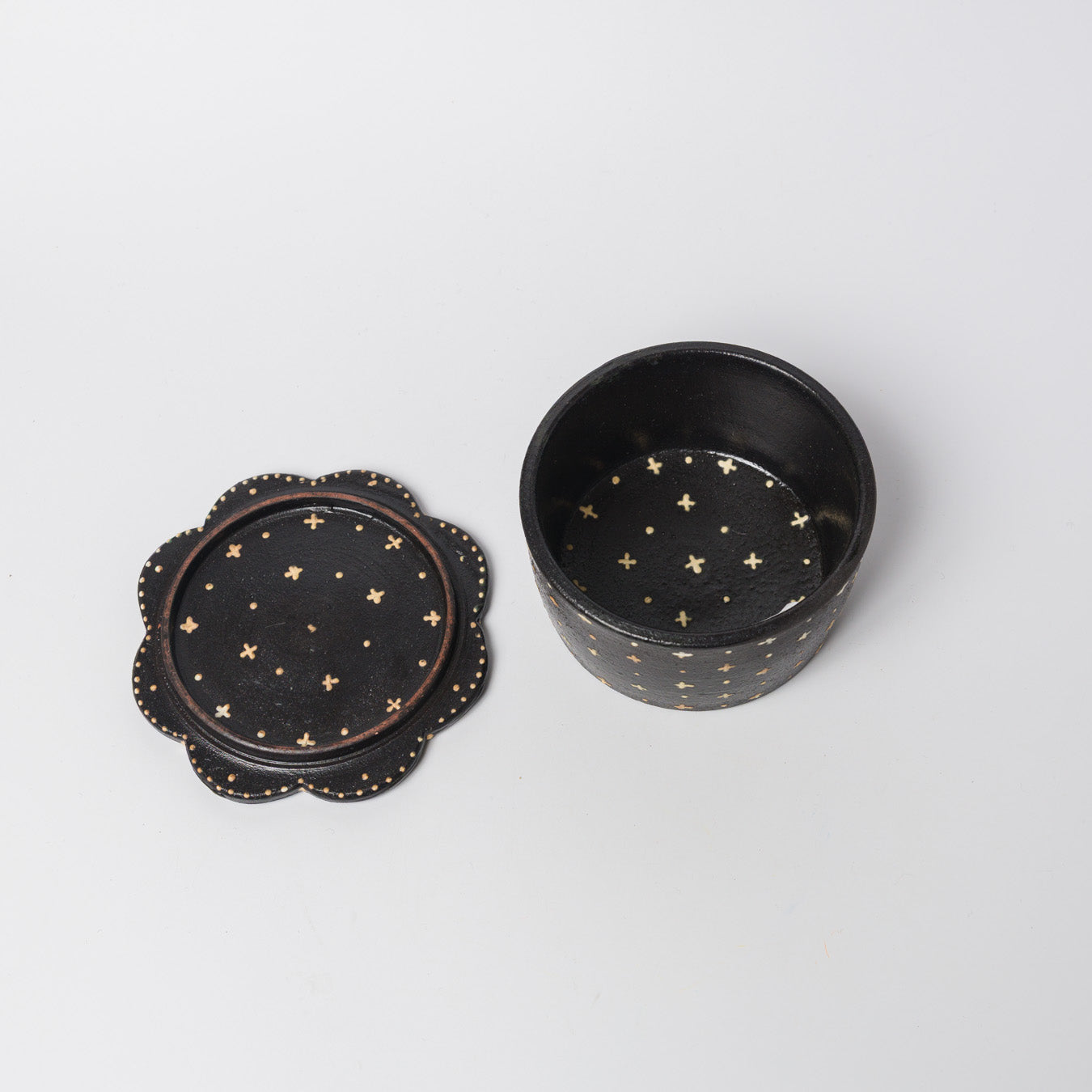 高須愛子-蓋付鉢-中