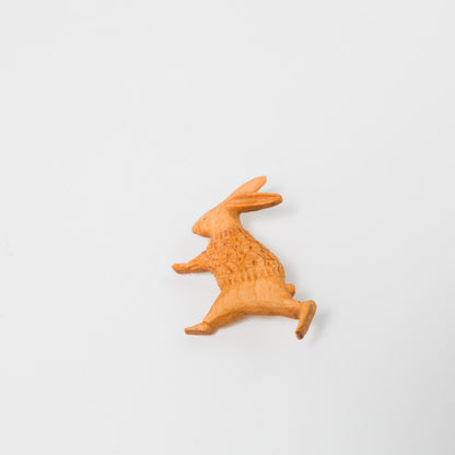 トリノコ-木のブローチ-はしるうさぎ