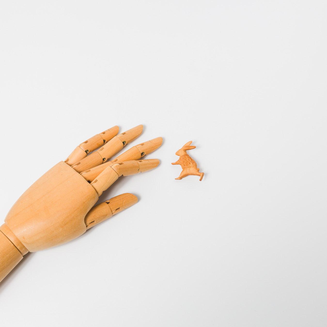 トリノコ-木のブローチ-はしるうさぎ