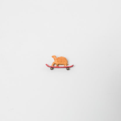 トリノコ-木のブローチ-スケボーに乗ったかめ-1