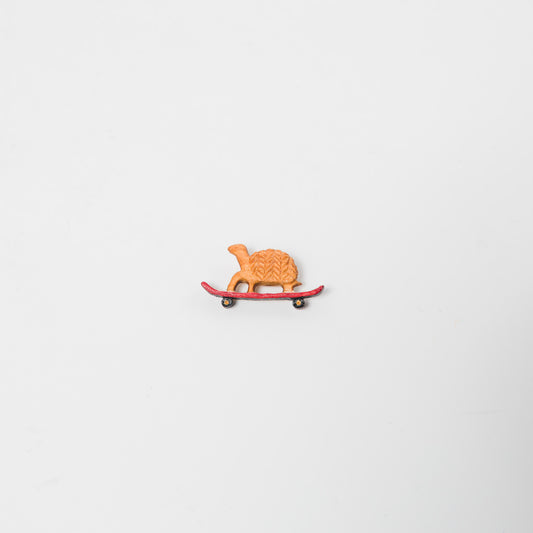トリノコ-木のブローチ-スケボーに乗ったかめ-1