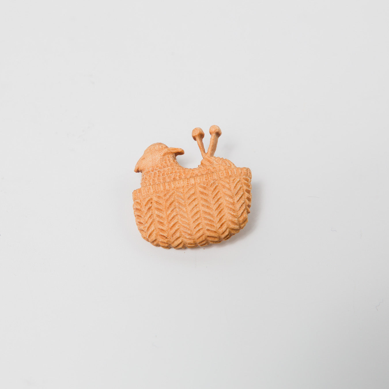 トリノコ-木のブローチ-編む羊-1