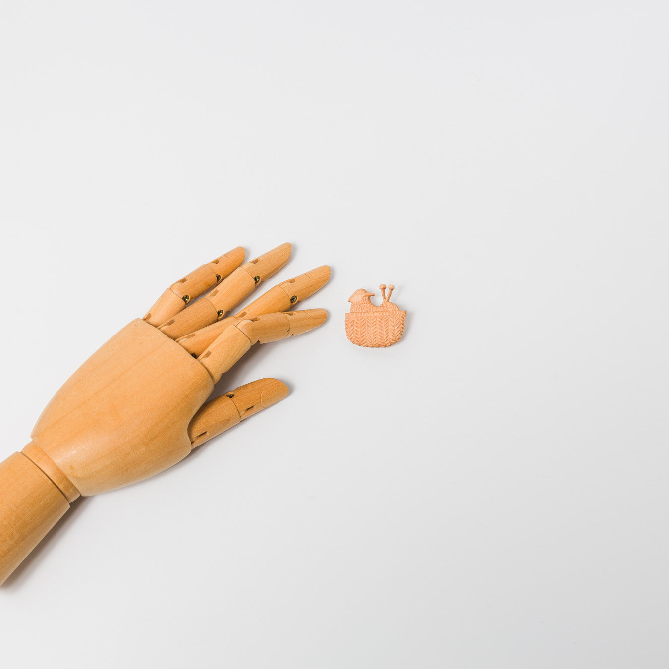 トリノコ-木のブローチ-編む羊-1