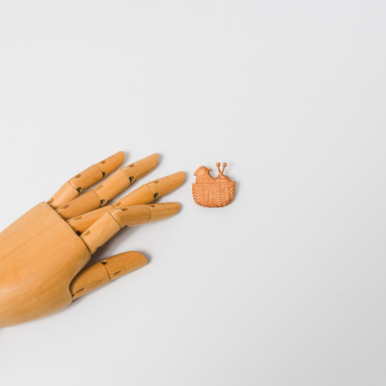 トリノコ-木のブローチ-編む羊-2