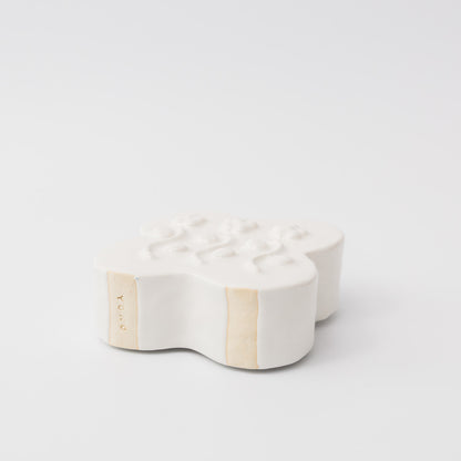 Yoko Nishida-白い花のレリーフ