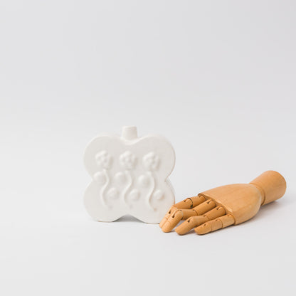 Yoko Nishida-白い花のレリーフ