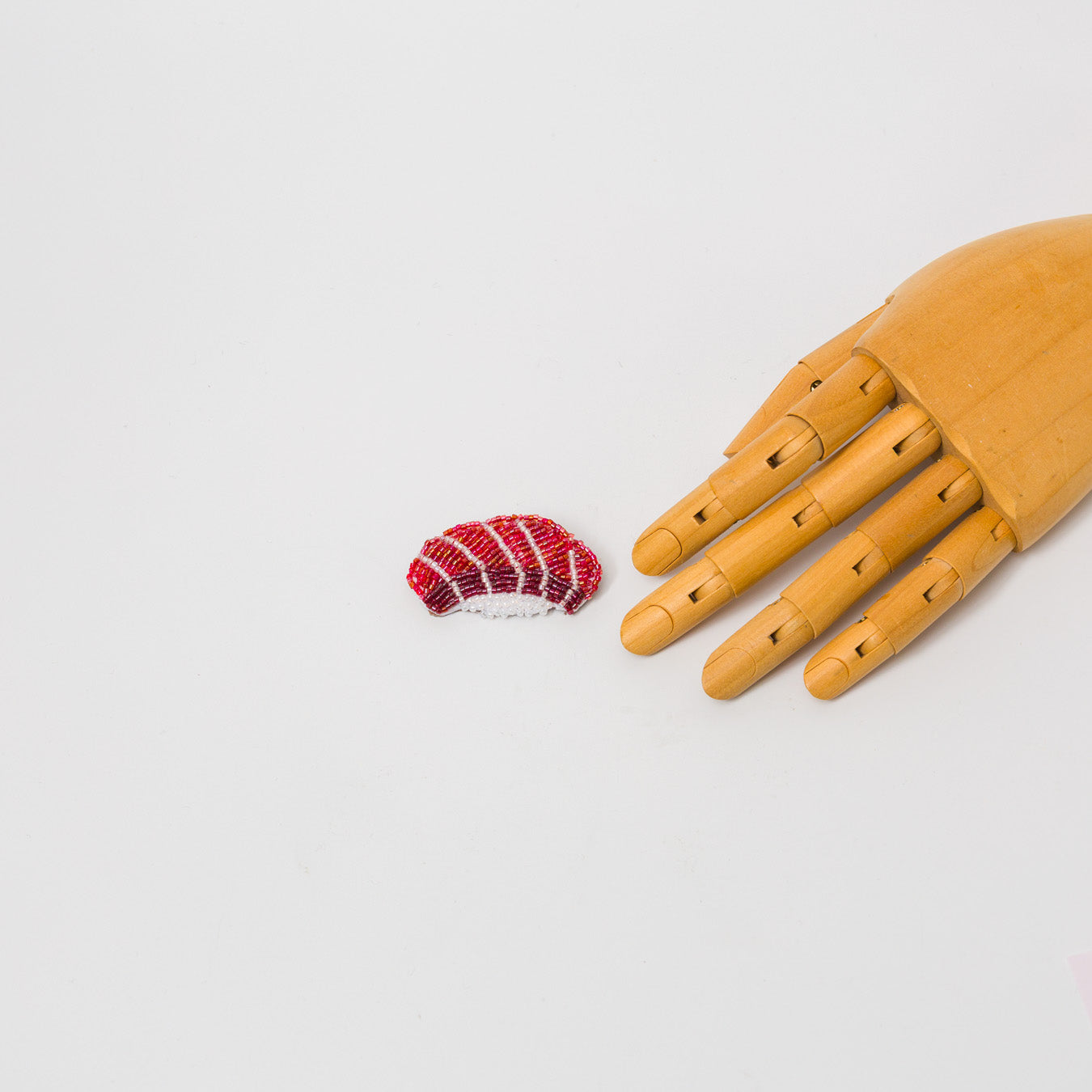 吉丸睦-まぐろおすしブローチ