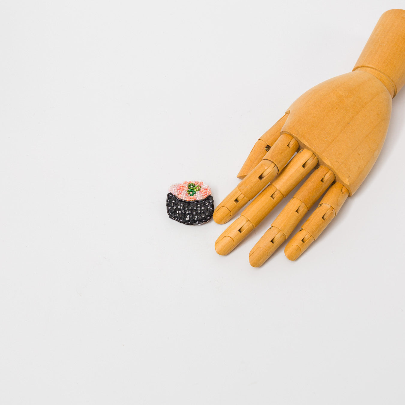 吉丸睦-ネギトロ軍艦ブローチ