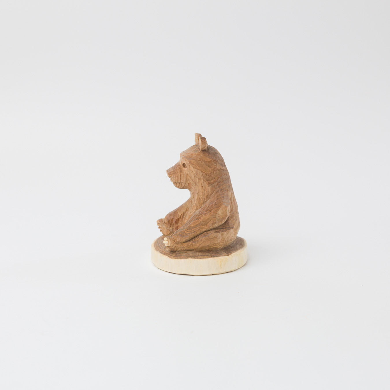木彫り熊-槐 座り熊 台付-1