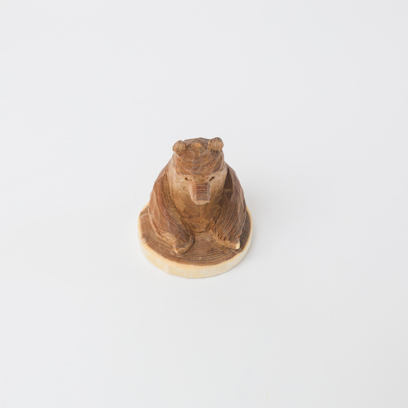 木彫り熊-槐 座り熊 台付-1