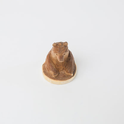 木彫り熊-槐 座り熊 台付-1