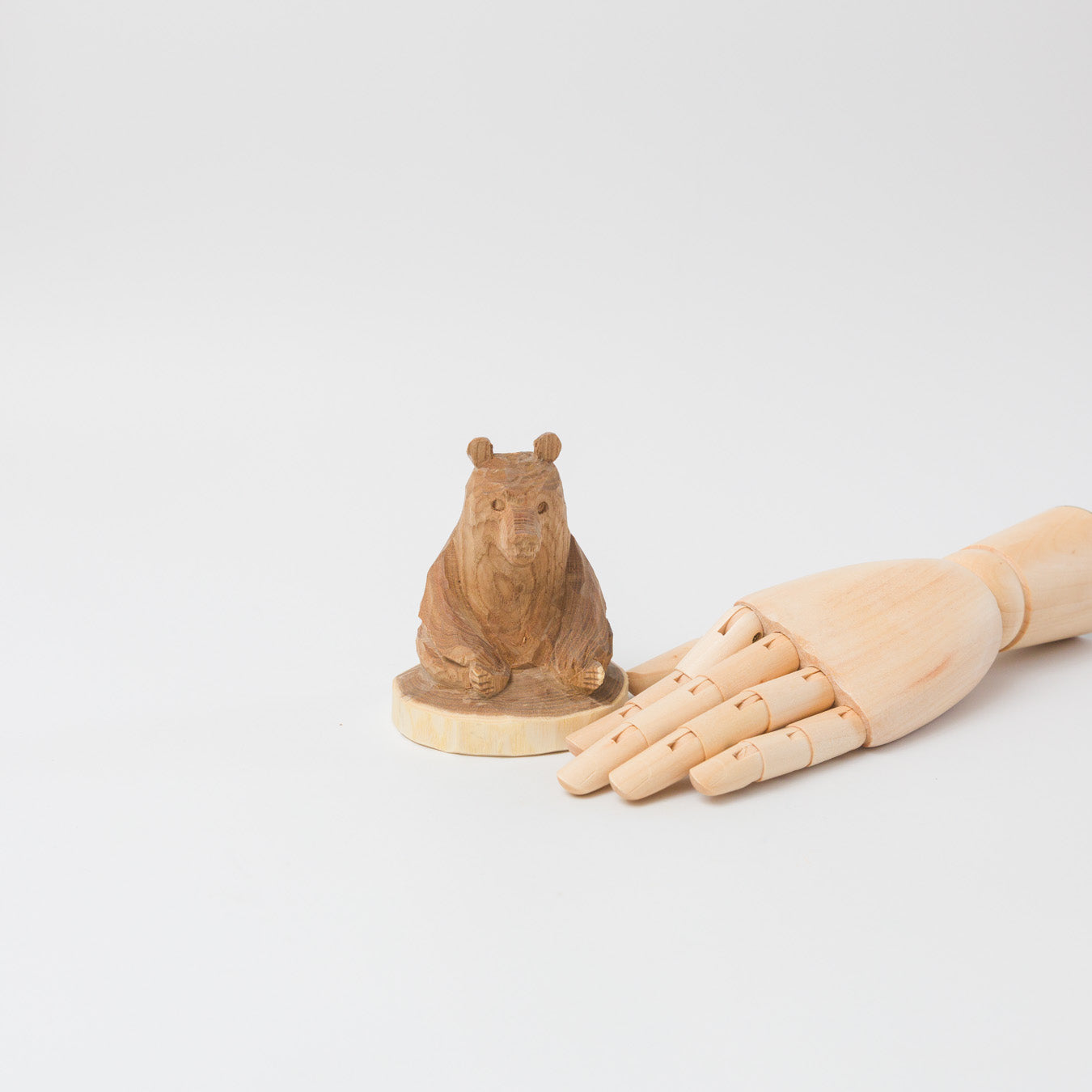 木彫り熊-槐 座り熊 台付-1